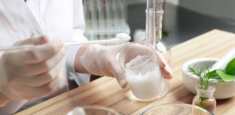 cientista preparando cosmético em laboratório